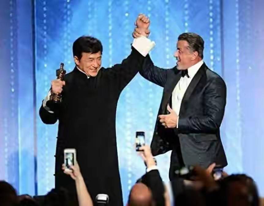 米兰体育下载-成龙表演武术特技，引领传统运动新潮流