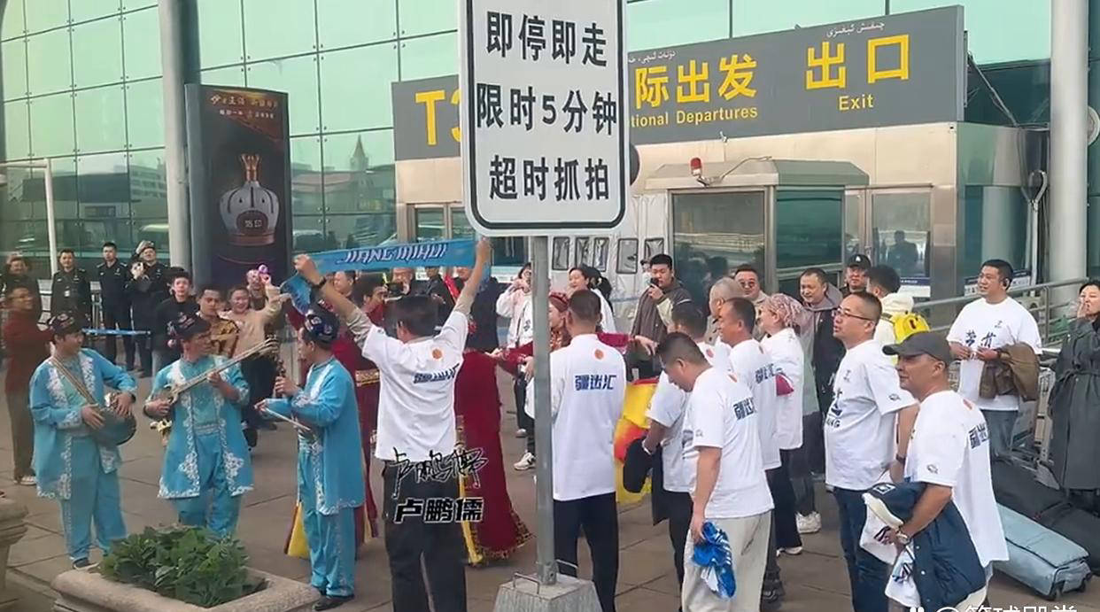 现场火爆：球迷热情支持下的疯狂场面的简单介绍