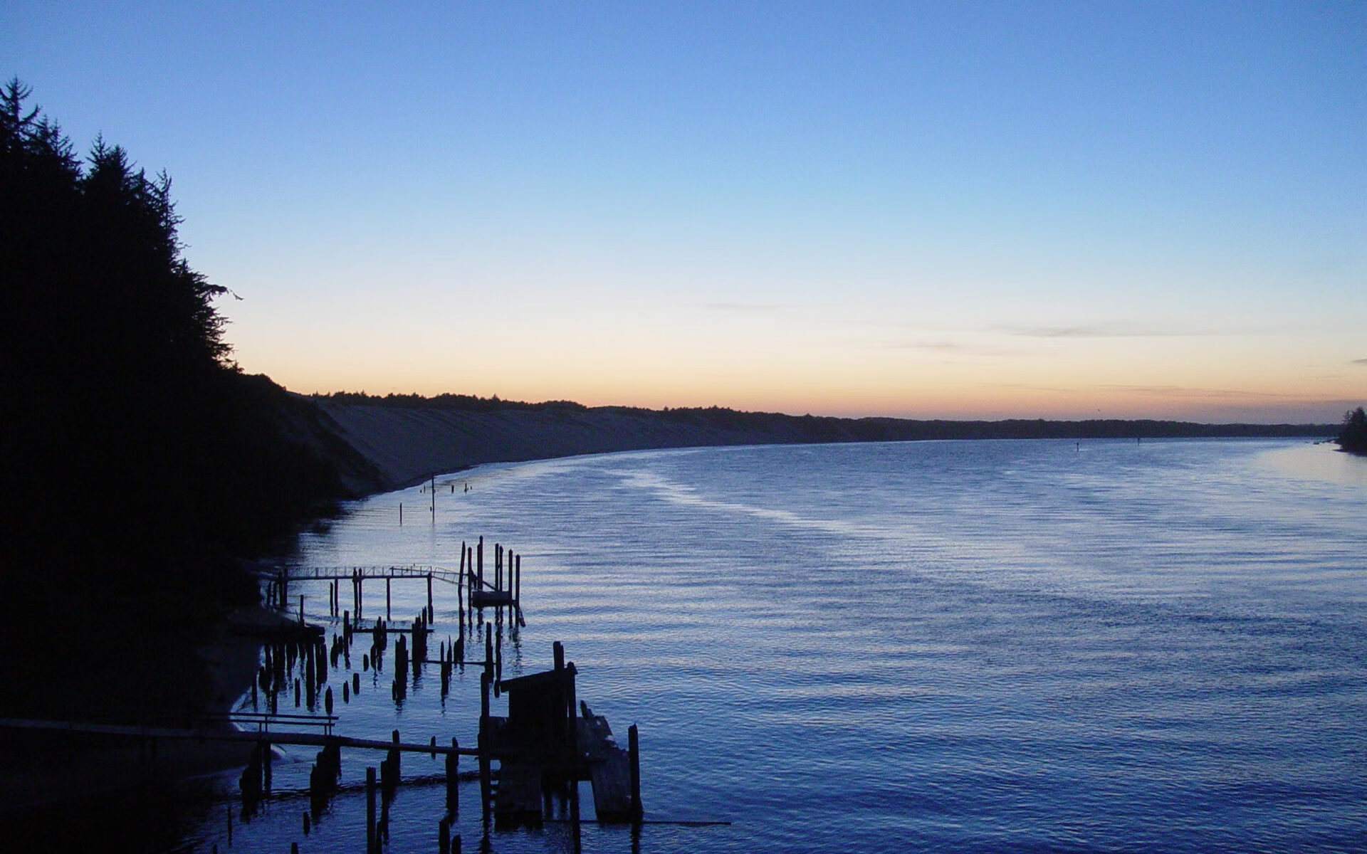 米兰体育APP下载-9岁滑板选手马泽尔在亚运村收集纪念徽章，称赞冰激凌美味。